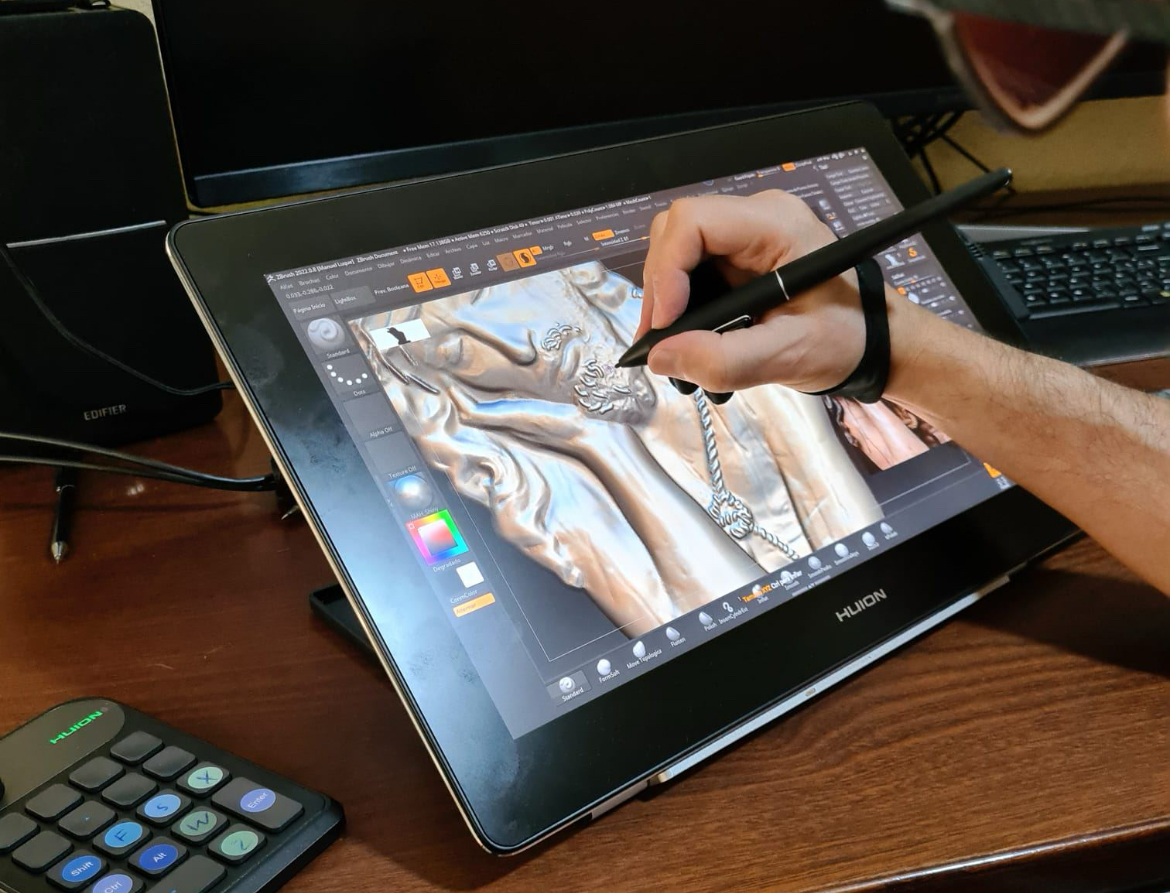 Diseñando en una tablet táctil.